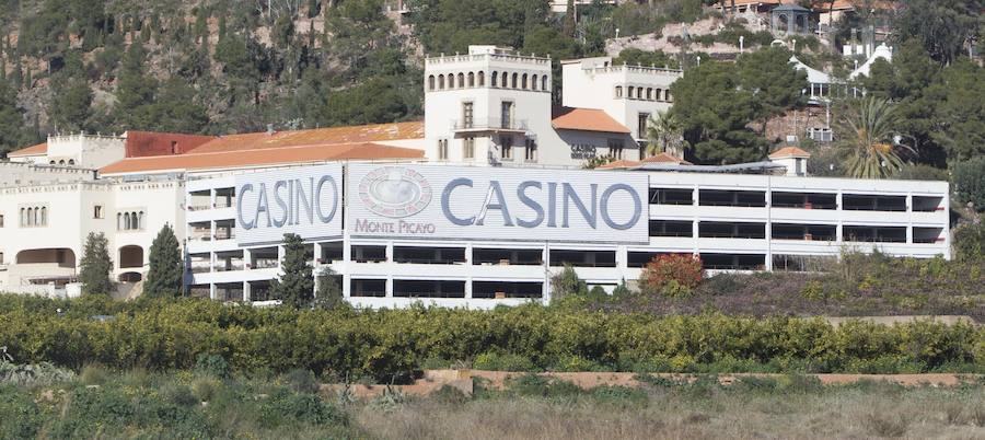 Tal día como hoy, 4 de febrero de 1979, abría sus puertas en Monte Picayo el segundo casino de España. Corrían los tiempos de la Transición política y la ley del juego acababa de aprobarse. El propietario del hotel de lujo, el empresario valenciano Jesús Gómez Escardó, consiguió la licencia para abrir un local de ocio y se embarcó en la empresa. Cuarenta años después poco queda del esplendor de antaño.