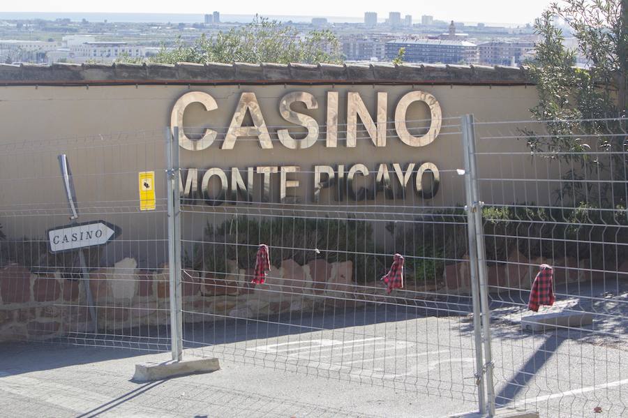 Tal día como hoy, 4 de febrero de 1979, abría sus puertas en Monte Picayo el segundo casino de España. Corrían los tiempos de la Transición política y la ley del juego acababa de aprobarse. El propietario del hotel de lujo, el empresario valenciano Jesús Gómez Escardó, consiguió la licencia para abrir un local de ocio y se embarcó en la empresa. Cuarenta años después poco queda del esplendor de antaño.