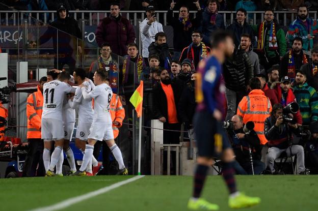 Los jugadores valencianistas se abrazan tras el 0-2 al Barça. 