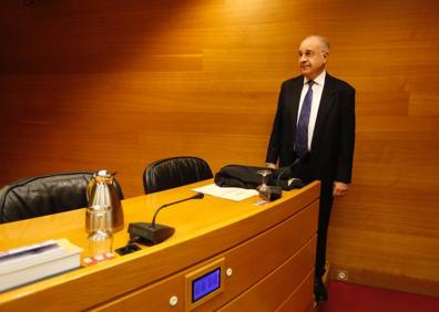 Imagen secundaria 1 - Blasco durante su comparecencia y su llegada a Les Corts.