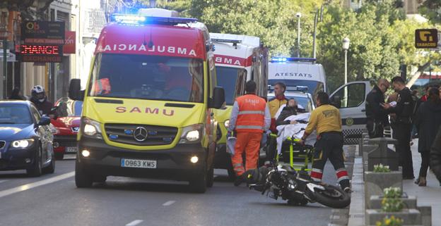 Uno de los heridos, a punto de ser trasladado por un SAMU, tras el atropello en la calle de la Paz.