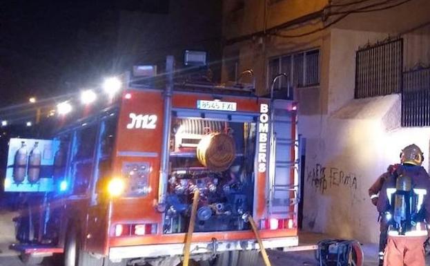 Rescatan a una abuela atrapada en un balcón mientras su nieto de dos años estaba solo en la casa