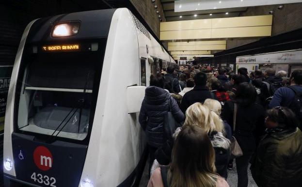 Usuarios esperando en una parada de Metrovalencia durante una huelga de trabajadores de FGV.