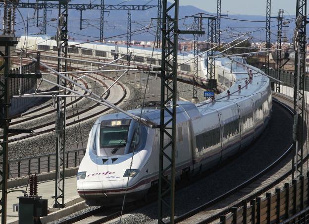 Un tren de alta velocidad, a su llegada a Valencia. 