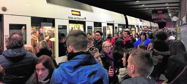 Los andenes llenos fueron la imagen habitual durante los paros en el metro. 