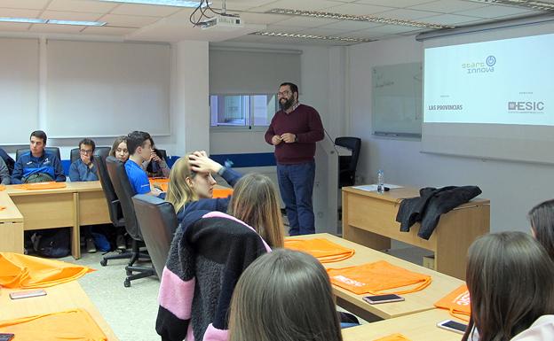 Imagen de la charla informativa celebrada en ESIC con decenas de alumnos participantes.