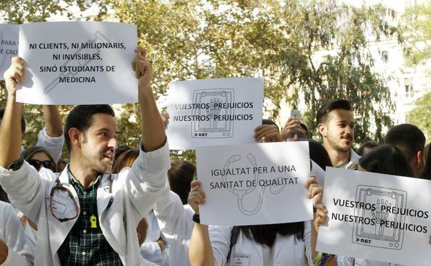 Protesta de los estudiantes del CEU por la suspension de las practicas sanitarias en centros hospitalarios publicos