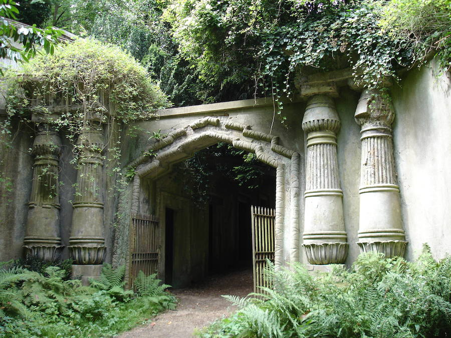 Cementerio Highgate (Londres) | Más de 150.000 metros cuadrados en los que se extiende esta necrópolis de la época victoriana. Se aprecia en él la obsesión de la época por el Antiguo Egipto, tanto que la pasarela principal del cementerio se llama Avenida Egipcia y cuenta con un par de columnas gigantes propias de esta cultura antigua. También se rumorea que Bram Stoker se inspiró en la lúgubre atmósfera del lugar, en el que está enterrado Karl Marx, para escribir su novela. 