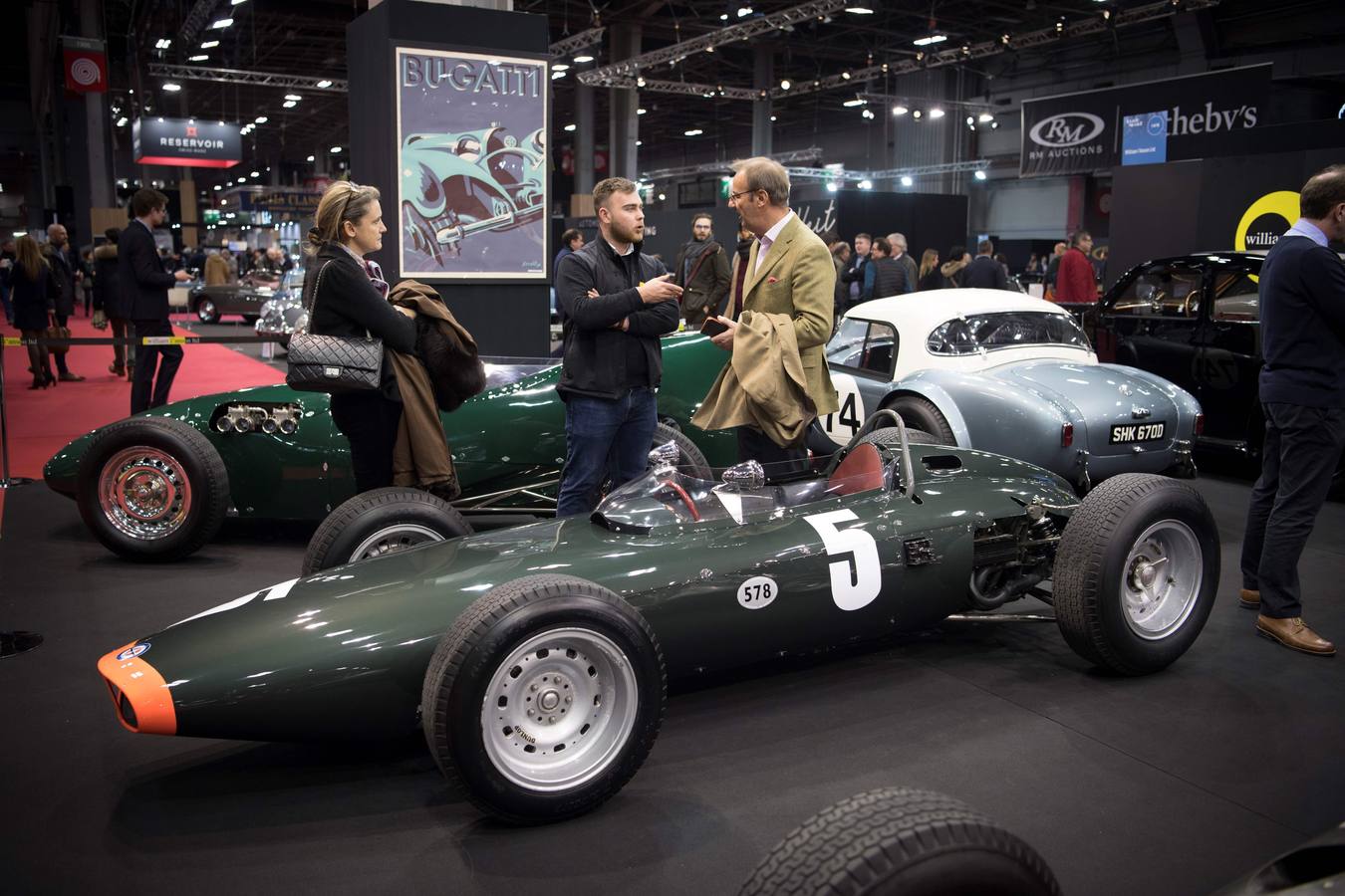 La exposición Retro Mobile muestra en París algunos de los coches clásicos más legendarios. Mercedes, Rolls Royce, Citröen y los Minis en su 60.º aniversario son algunos de los automóviles que se exhiben. El salón estará abierto hasta el 10 de febrero de 2019. 