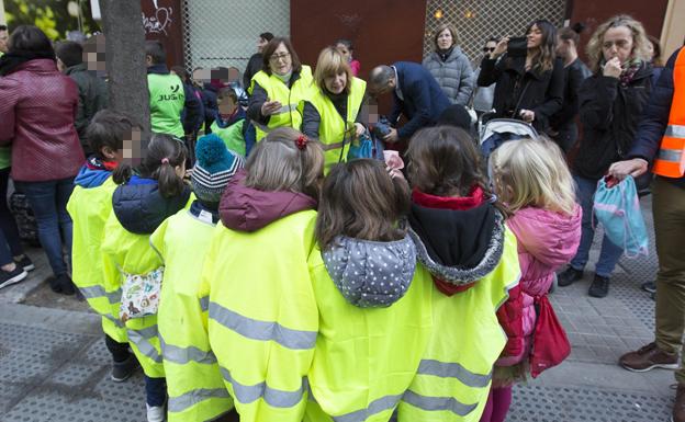 Alumnos del colegio San Juan de Ribera, con chalecos amarillos.