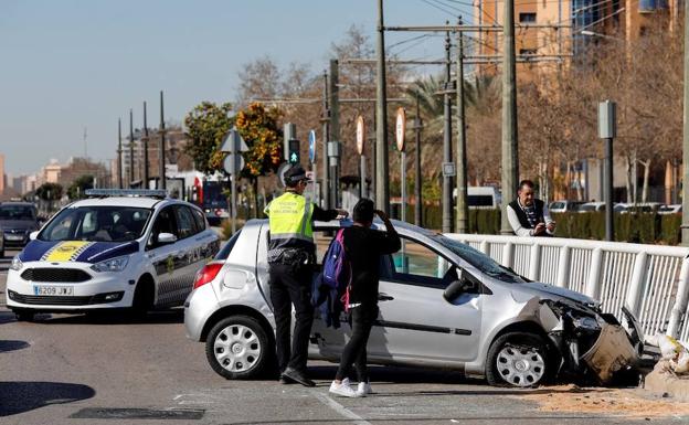 El conductor de un turismo ha resultado herido leve al volcar su vehículo en la avenida Tarongers de Valencia. 