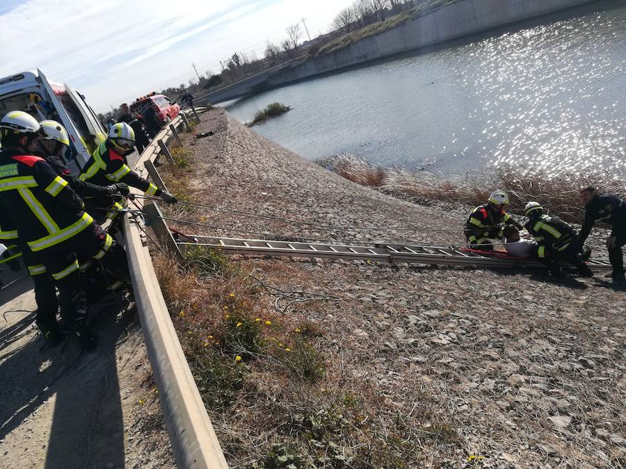 Fotos: Los bomberos rescatan a un hombre que había caído al barranco del Carraixet