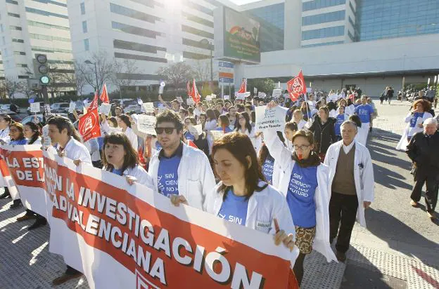 Decenas de investigadores, en la protesta de ayer en La Fe. 