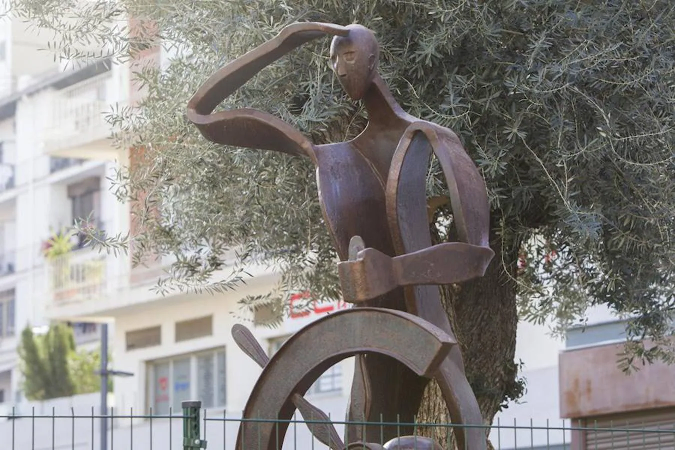 Timonel y pajaritas en la plaza Aza. En la moderna Glorieta Aza se ubican estas esculturas de hierro, obra del escultor alicantino Toni Marí. La obra representa un timonel, puesto que la mano izquierda de la figura sujeta un timón del barco y la derecha hace ver que mira el horizonte.