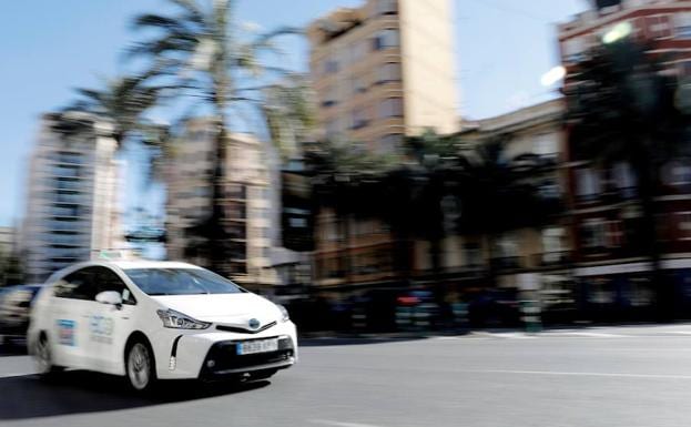 Un taxi circula por la ciudad de Valencia.