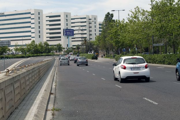 Un joven resulta herido en un accidente de moto en la Avenida Fernando Abril Martorell de Valencia