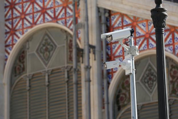 Una de las cámaras instaladas junto al Mercado Central. 