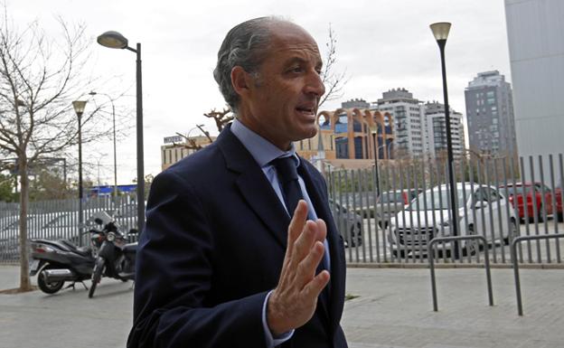 Francisco Camps, en el exterior de la Ciudad de la Justicia de Valencia.