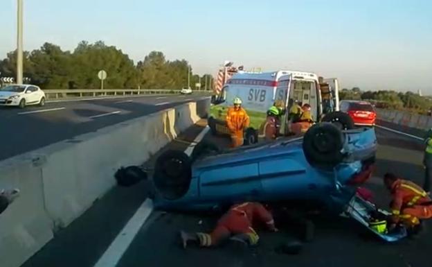 El coche volcado, en la autovía A-7 en Picassent.