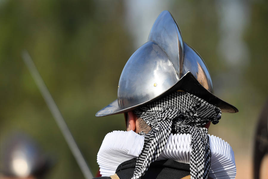 La localidad de la comarca de Camp de Turia celebra un fin de semana de puertas abiertas en el castillo. Más de 130 actores, cañones y caballerías reviven la batalla de Pavía, un acontecimiento que llevó hasta el municipio al rey Francisco I de Francia. 