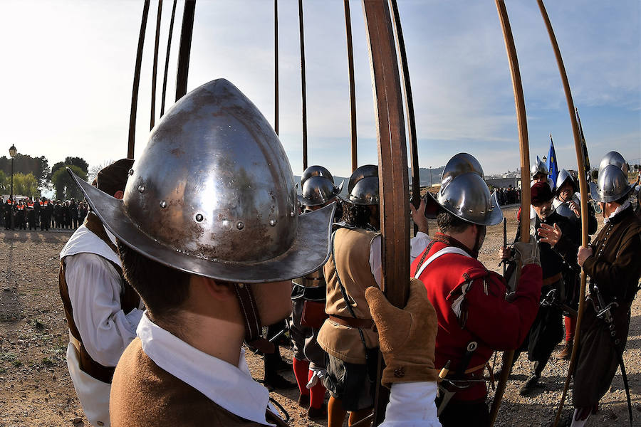 La localidad de la comarca de Camp de Turia celebra un fin de semana de puertas abiertas en el castillo. Más de 130 actores, cañones y caballerías reviven la batalla de Pavía, un acontecimiento que llevó hasta el municipio al rey Francisco I de Francia. 