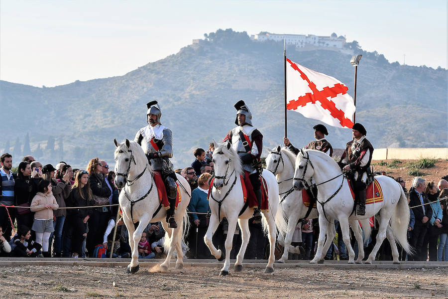 La localidad de la comarca de Camp de Turia celebra un fin de semana de puertas abiertas en el castillo. Más de 130 actores, cañones y caballerías reviven la batalla de Pavía, un acontecimiento que llevó hasta el municipio al rey Francisco I de Francia. 