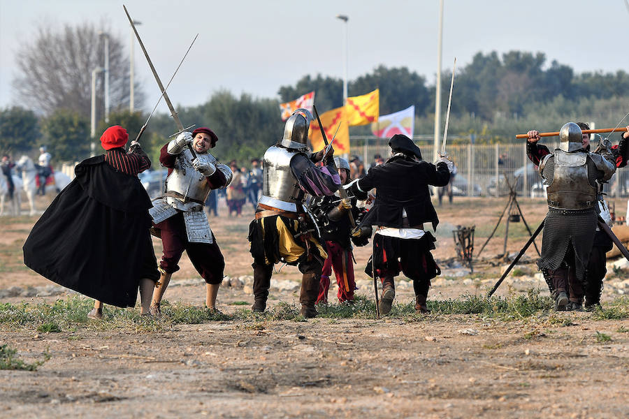 La localidad de la comarca de Camp de Turia celebra un fin de semana de puertas abiertas en el castillo. Más de 130 actores, cañones y caballerías reviven la batalla de Pavía, un acontecimiento que llevó hasta el municipio al rey Francisco I de Francia. 