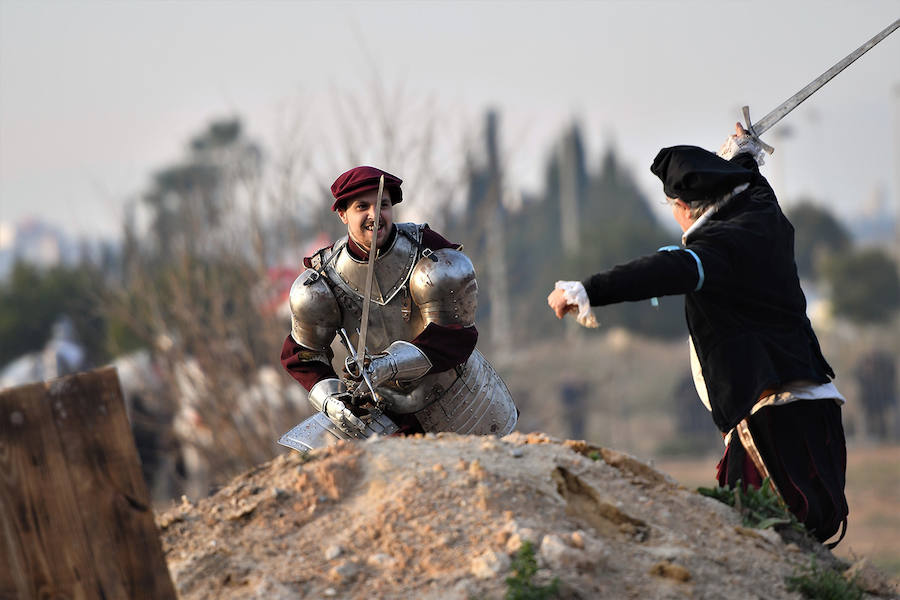 La localidad de la comarca de Camp de Turia celebra un fin de semana de puertas abiertas en el castillo. Más de 130 actores, cañones y caballerías reviven la batalla de Pavía, un acontecimiento que llevó hasta el municipio al rey Francisco I de Francia. 