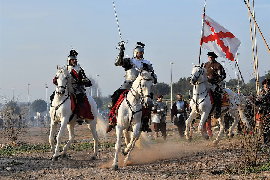 La localidad de la comarca de Camp de Turia celebra un fin de semana de puertas abiertas en el castillo. Más de 130 actores, cañones y caballerías reviven la batalla de Pavía, un acontecimiento que llevó hasta el municipio al rey Francisco I de Francia. 