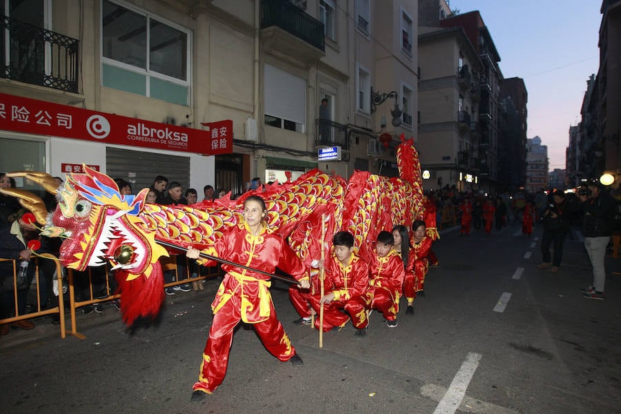 Miles de personas han dado la bienvenida al Año Nuevo Chino y han arropado a la comunidad del gigante asiático que vive en Valencia durante la celebración de esta efeméride, una de las más importantes para el mundo asiático. Los valencianos abarrotaban desde mucho antes de las 18.30 horas los alrededores de la calle Pelayo, desde comenzó la cabalgata, acto central del día, que terminó en la plaza del Ayuntamiento. La feria programada en el céntrico enclave desde primera hora de la mañana recibió miles de visitas durante toda la jornada. El acto ja estado presidido por la vicepresidenta del Consell, Mónica Oltra, y el alcalde de Valencia, Joan Ribó, que han querido así apoyar esta celebración secular. Durante la cabalgata se han podido ver a muchos niños pequeños disfrutando del dragón que abría la comitiva o de las exhibiciones de artes marciales.