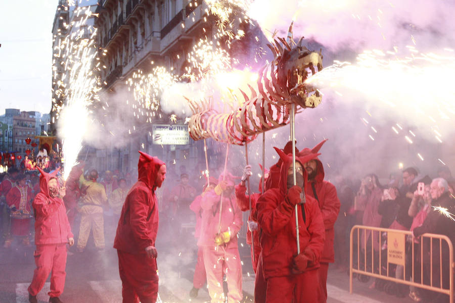 Miles de personas han dado la bienvenida al Año Nuevo Chino y han arropado a la comunidad del gigante asiático que vive en Valencia durante la celebración de esta efeméride, una de las más importantes para el mundo asiático. Los valencianos abarrotaban desde mucho antes de las 18.30 horas los alrededores de la calle Pelayo, desde comenzó la cabalgata, acto central del día, que terminó en la plaza del Ayuntamiento. La feria programada en el céntrico enclave desde primera hora de la mañana recibió miles de visitas durante toda la jornada. El acto ja estado presidido por la vicepresidenta del Consell, Mónica Oltra, y el alcalde de Valencia, Joan Ribó, que han querido así apoyar esta celebración secular. Durante la cabalgata se han podido ver a muchos niños pequeños disfrutando del dragón que abría la comitiva o de las exhibiciones de artes marciales.