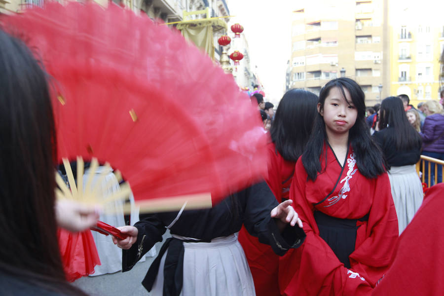 Miles de personas han dado la bienvenida al Año Nuevo Chino y han arropado a la comunidad del gigante asiático que vive en Valencia durante la celebración de esta efeméride, una de las más importantes para el mundo asiático. Los valencianos abarrotaban desde mucho antes de las 18.30 horas los alrededores de la calle Pelayo, desde comenzó la cabalgata, acto central del día, que terminó en la plaza del Ayuntamiento. La feria programada en el céntrico enclave desde primera hora de la mañana recibió miles de visitas durante toda la jornada. El acto ja estado presidido por la vicepresidenta del Consell, Mónica Oltra, y el alcalde de Valencia, Joan Ribó, que han querido así apoyar esta celebración secular. Durante la cabalgata se han podido ver a muchos niños pequeños disfrutando del dragón que abría la comitiva o de las exhibiciones de artes marciales.