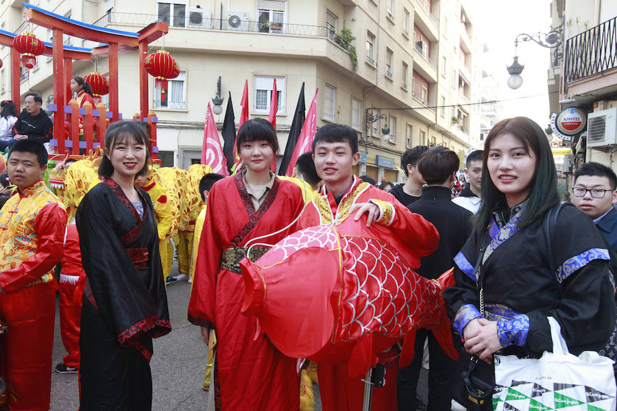 Miles de personas han dado la bienvenida al Año Nuevo Chino y han arropado a la comunidad del gigante asiático que vive en Valencia durante la celebración de esta efeméride, una de las más importantes para el mundo asiático. Los valencianos abarrotaban desde mucho antes de las 18.30 horas los alrededores de la calle Pelayo, desde comenzó la cabalgata, acto central del día, que terminó en la plaza del Ayuntamiento. La feria programada en el céntrico enclave desde primera hora de la mañana recibió miles de visitas durante toda la jornada. El acto ja estado presidido por la vicepresidenta del Consell, Mónica Oltra, y el alcalde de Valencia, Joan Ribó, que han querido así apoyar esta celebración secular. Durante la cabalgata se han podido ver a muchos niños pequeños disfrutando del dragón que abría la comitiva o de las exhibiciones de artes marciales.