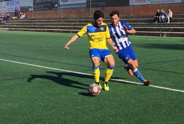 A la derecha, el jugador blanquiazul Héctor Marzal en un partido de esta temporada. 