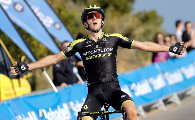 Adam Yates gana la etapa en Alcossebre.