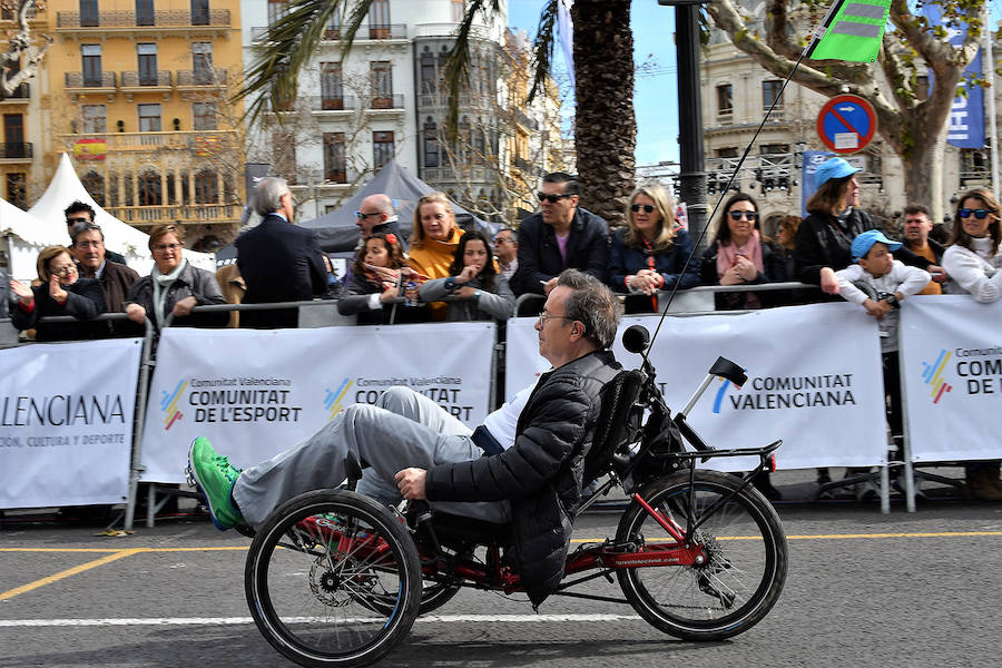 Las bicicletas solidarias recorren el centro de la ciudad de Valencia