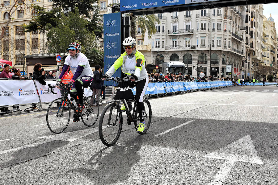 Las bicicletas solidarias recorren el centro de la ciudad de Valencia