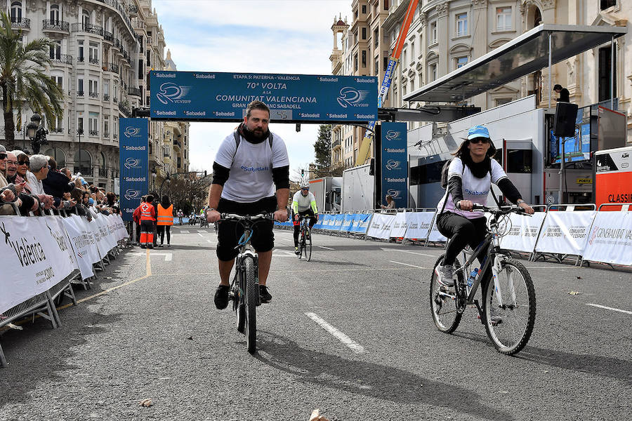Las bicicletas solidarias recorren el centro de la ciudad de Valencia