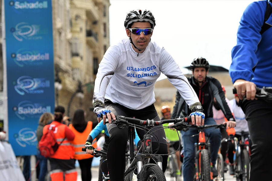 Las bicicletas solidarias recorren el centro de la ciudad de Valencia