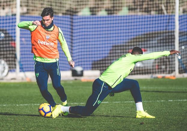 Jason conduce el balón durante un entrenamiento en la ciudad deportiva de Buñol. 