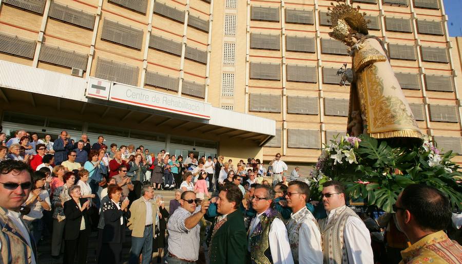 El antiguo edificio de Campanar se reinventa medio siglo después entre obras con el reto de recuperar la asistencia sanitaria para los vecinos. Con el traslado del hospital al Bulevar Sur, el barrio se quedó huérfano de la referencia asistencial en la que se convirtió La Fe; centro sanitario que, al igual que revitalizó la zona gracias a su nacimiento, la llenó de sombras en su despedida.