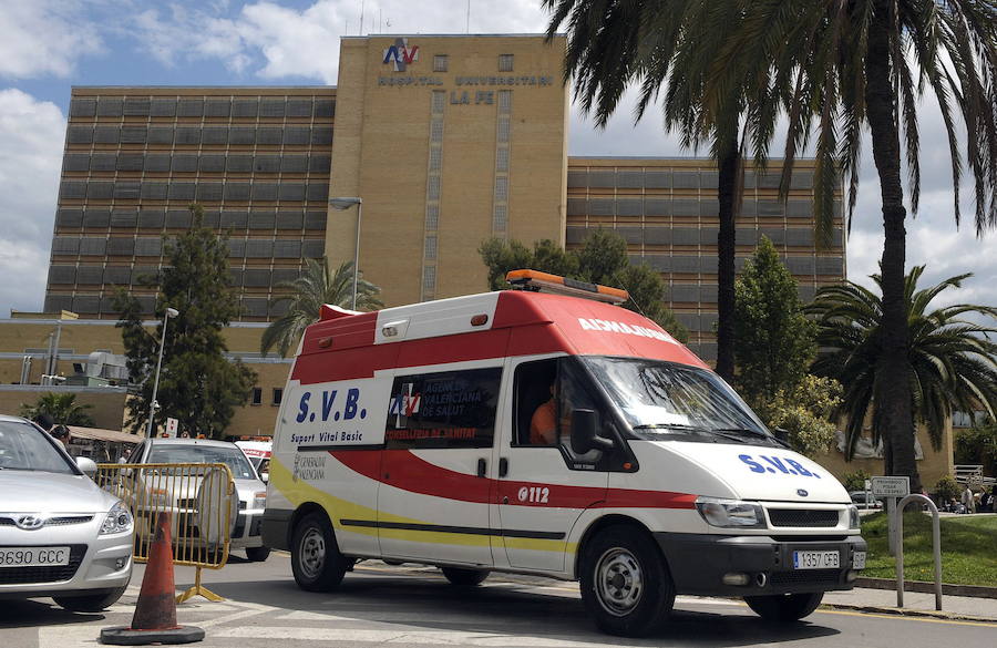 El antiguo edificio de Campanar se reinventa medio siglo después entre obras con el reto de recuperar la asistencia sanitaria para los vecinos. Con el traslado del hospital al Bulevar Sur, el barrio se quedó huérfano de la referencia asistencial en la que se convirtió La Fe; centro sanitario que, al igual que revitalizó la zona gracias a su nacimiento, la llenó de sombras en su despedida.