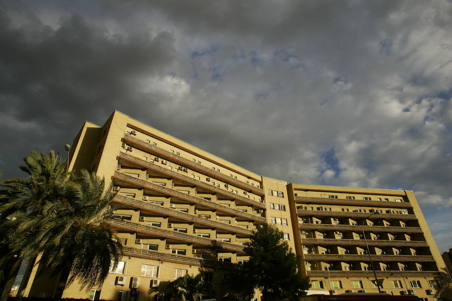 El antiguo edificio de Campanar se reinventa medio siglo después entre obras con el reto de recuperar la asistencia sanitaria para los vecinos. Con el traslado del hospital al Bulevar Sur, el barrio se quedó huérfano de la referencia asistencial en la que se convirtió La Fe; centro sanitario que, al igual que revitalizó la zona gracias a su nacimiento, la llenó de sombras en su despedida.