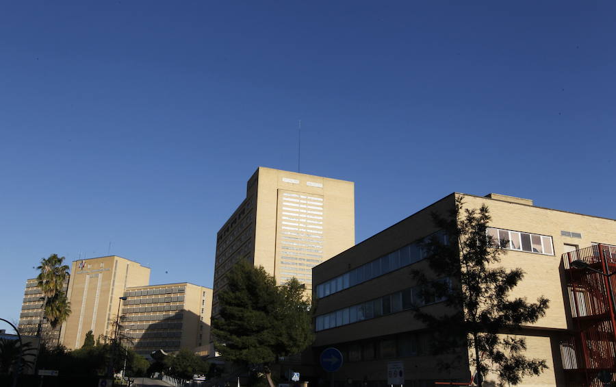 El antiguo edificio de Campanar se reinventa medio siglo después entre obras con el reto de recuperar la asistencia sanitaria para los vecinos. Con el traslado del hospital al Bulevar Sur, el barrio se quedó huérfano de la referencia asistencial en la que se convirtió La Fe; centro sanitario que, al igual que revitalizó la zona gracias a su nacimiento, la llenó de sombras en su despedida.