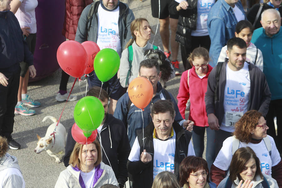 Más de 1.300 personas han participado este domingo en la Marcha a pie por el antiguo cauce del río Turia para celebrar el 50 Aniversario del Hospital Universitari i Politècnic La Fe. La Marcha conmemorativa ha trascurrido entre el paso inferior del Puente 9 de Octubre hasta el paso inferior del Puente de l'Assut d'Or, en la Ciudad de las Artes y las Ciencias y en ella han participado la Directora General de Asistencia Sanitaria de la Conselleria de Sanidad Universal y Salut Pública, Mariam Layunta; la Directora General de Recursos Humanos de la Conselleria, Carmen López; la Directora Territorial de Sanidad, Maite Cardona y la Gerente del Departament de Salut València La Fe, Mònica Almiñana.