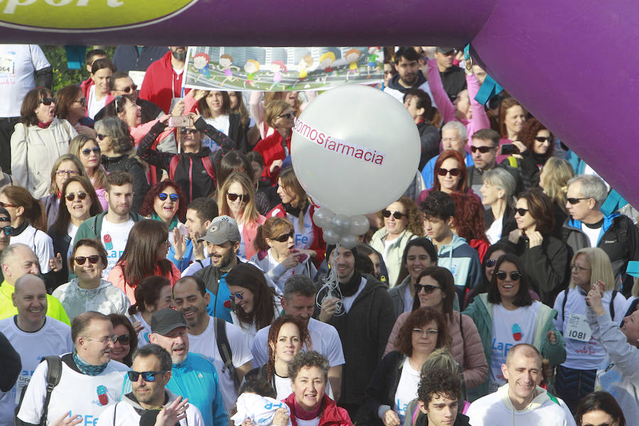 Más de 1.300 personas han participado este domingo en la Marcha a pie por el antiguo cauce del río Turia para celebrar el 50 Aniversario del Hospital Universitari i Politècnic La Fe. La Marcha conmemorativa ha trascurrido entre el paso inferior del Puente 9 de Octubre hasta el paso inferior del Puente de l'Assut d'Or, en la Ciudad de las Artes y las Ciencias y en ella han participado la Directora General de Asistencia Sanitaria de la Conselleria de Sanidad Universal y Salut Pública, Mariam Layunta; la Directora General de Recursos Humanos de la Conselleria, Carmen López; la Directora Territorial de Sanidad, Maite Cardona y la Gerente del Departament de Salut València La Fe, Mònica Almiñana.