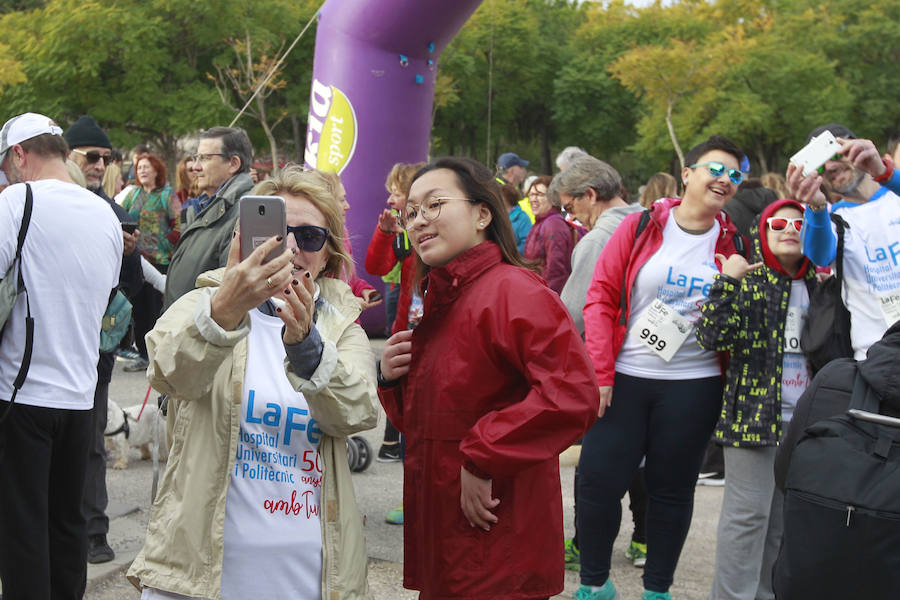 Más de 1.300 personas han participado este domingo en la Marcha a pie por el antiguo cauce del río Turia para celebrar el 50 Aniversario del Hospital Universitari i Politècnic La Fe. La Marcha conmemorativa ha trascurrido entre el paso inferior del Puente 9 de Octubre hasta el paso inferior del Puente de l'Assut d'Or, en la Ciudad de las Artes y las Ciencias y en ella han participado la Directora General de Asistencia Sanitaria de la Conselleria de Sanidad Universal y Salut Pública, Mariam Layunta; la Directora General de Recursos Humanos de la Conselleria, Carmen López; la Directora Territorial de Sanidad, Maite Cardona y la Gerente del Departament de Salut València La Fe, Mònica Almiñana.