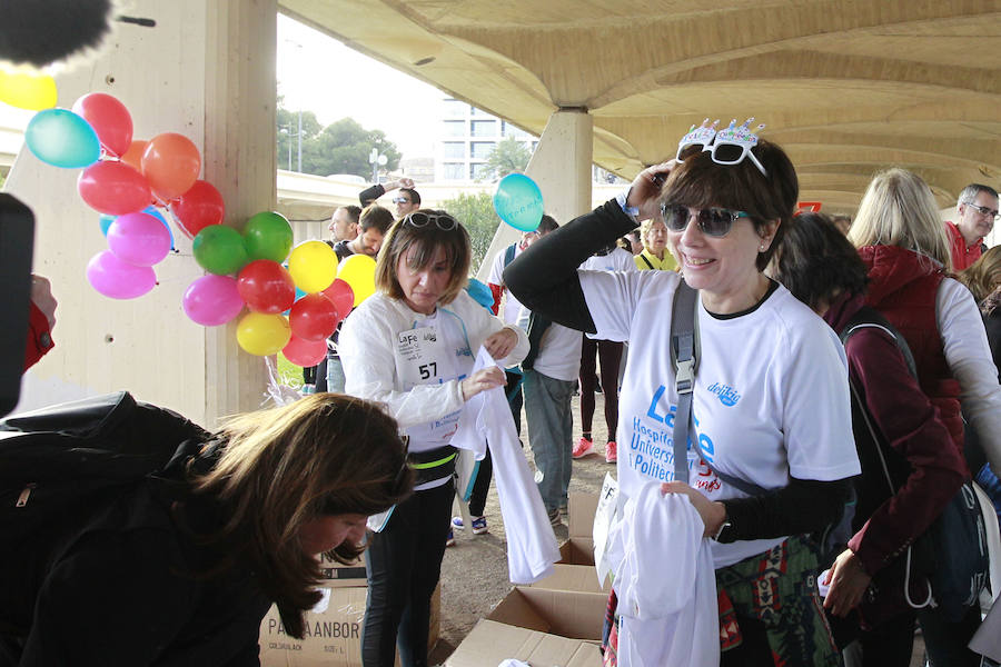 Más de 1.300 personas han participado este domingo en la Marcha a pie por el antiguo cauce del río Turia para celebrar el 50 Aniversario del Hospital Universitari i Politècnic La Fe. La Marcha conmemorativa ha trascurrido entre el paso inferior del Puente 9 de Octubre hasta el paso inferior del Puente de l'Assut d'Or, en la Ciudad de las Artes y las Ciencias y en ella han participado la Directora General de Asistencia Sanitaria de la Conselleria de Sanidad Universal y Salut Pública, Mariam Layunta; la Directora General de Recursos Humanos de la Conselleria, Carmen López; la Directora Territorial de Sanidad, Maite Cardona y la Gerente del Departament de Salut València La Fe, Mònica Almiñana.