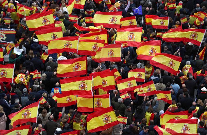 PP, Ciudadanos y Vox concentran a miles de manifestantes en la Plaza de Colón