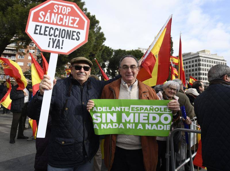 PP, Ciudadanos y Vox concentran a miles de manifestantes en la Plaza de Colón